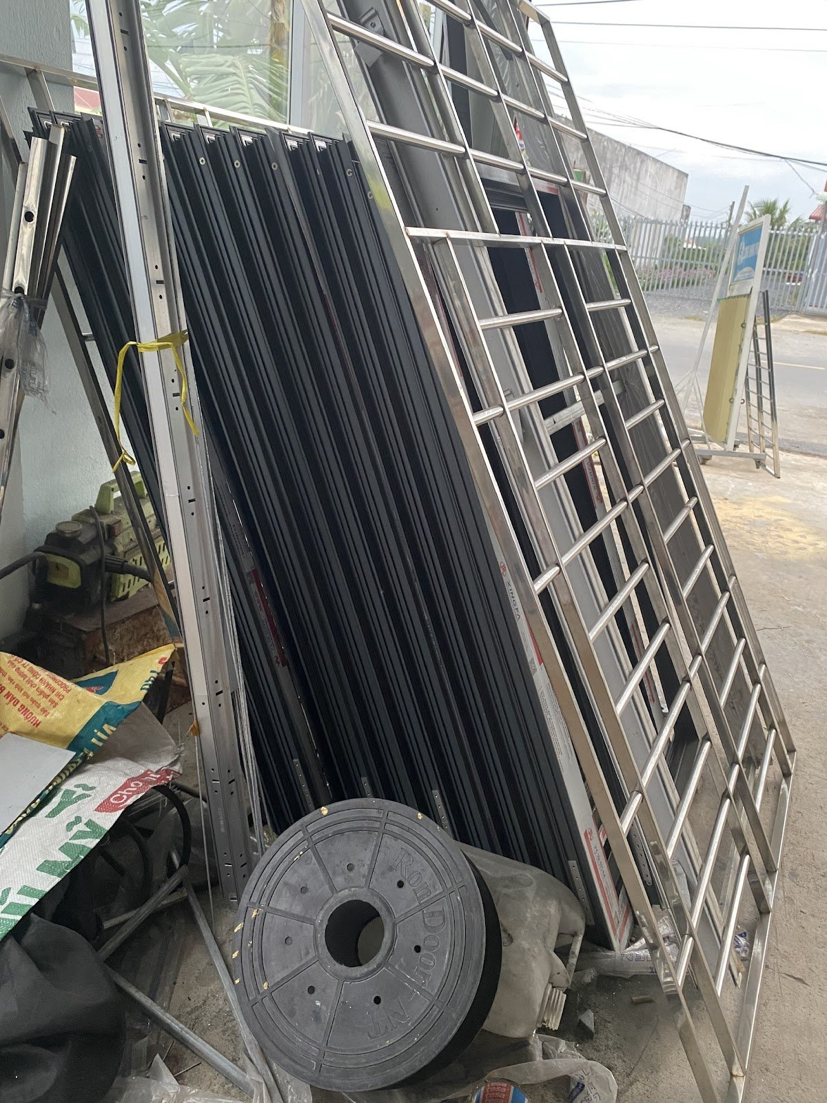 Hình ảnh xưởng Cơ Sở Nhôm Kính Cao Cấp Vinh Danh